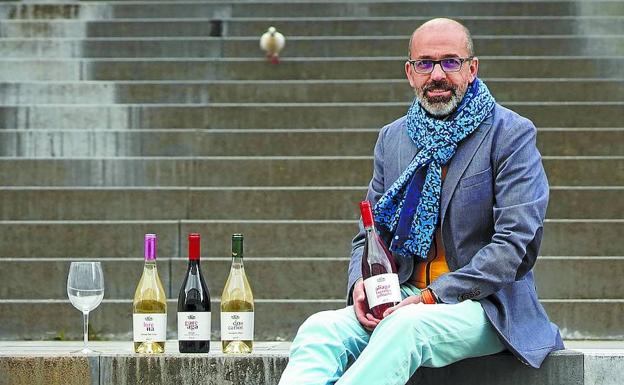 Unos vinos en Tabakalera. Carlos, brindis con 'lágrima'. 