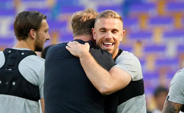 Jordan Henderson se abraza a Jürgen Klopp.