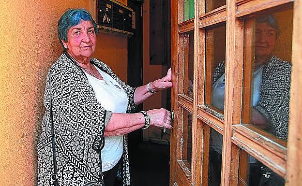 La donostiarra Pili Aranburu accede al portal del piso en el que se ve obligada a vivir con su hija en Zarautz. 