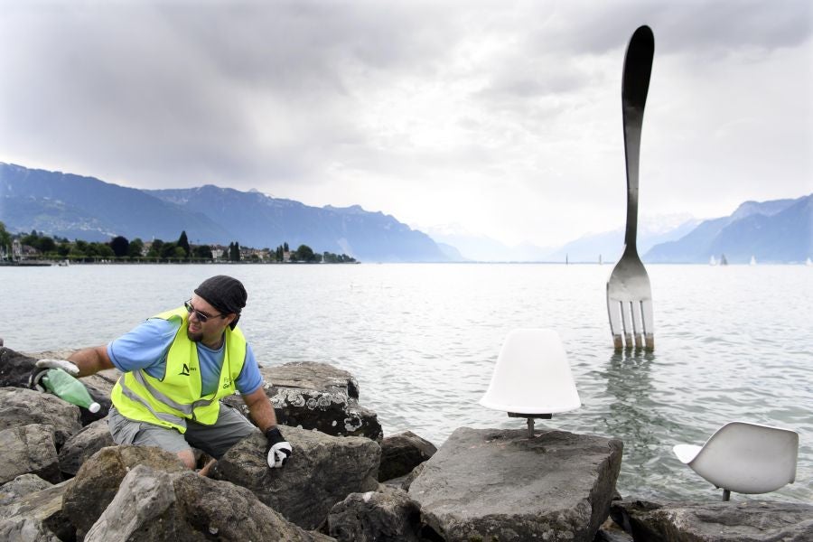 Imágenes tomadas durante la novena edición del evento de limpieza 'Net'Leman' , en Vevey, Suiza. El Net'Leman es un evento de un día en el que los voluntarios limpian el lago de Ginebra y sus costas. Este año la protagonista es una bicicleta cubierta de mejillones.