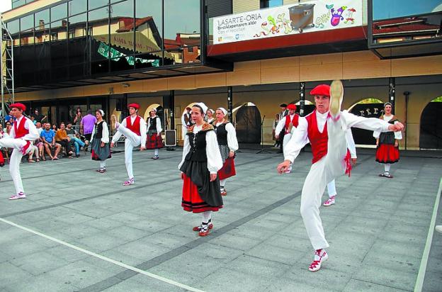 Los grupos ofrecerán lo mejor de su repertorio de bailes. 