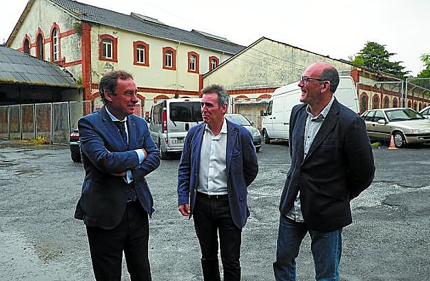 Junto a la antigua Aduana. Antonio Aiz, viceconsejero de Infraestructuras del Gobierno Vasco; Xabier Iridoy, portavoz del PNV en el Ayuntamiento de Irun, y Joseba Agirretxea, diputado en el Congreso. 