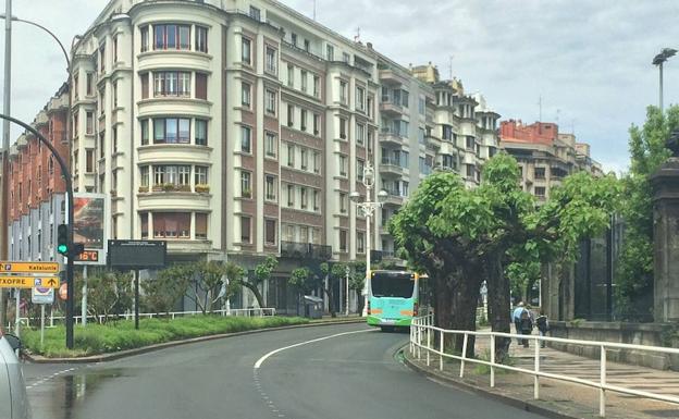 Una persona fallece en San Sebastián tras chocar su moto contra un árbol