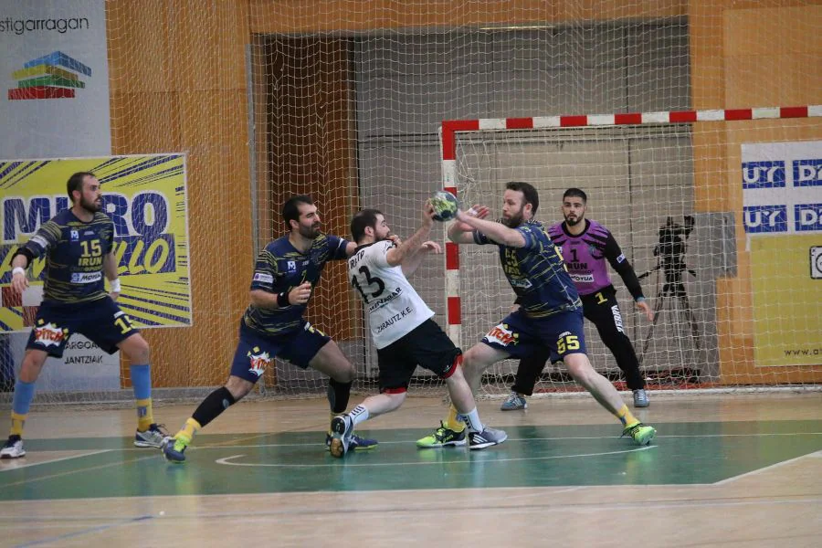 El Bidasoa vence al Zarautz, 23-17, en la final de Euskal Kopa.