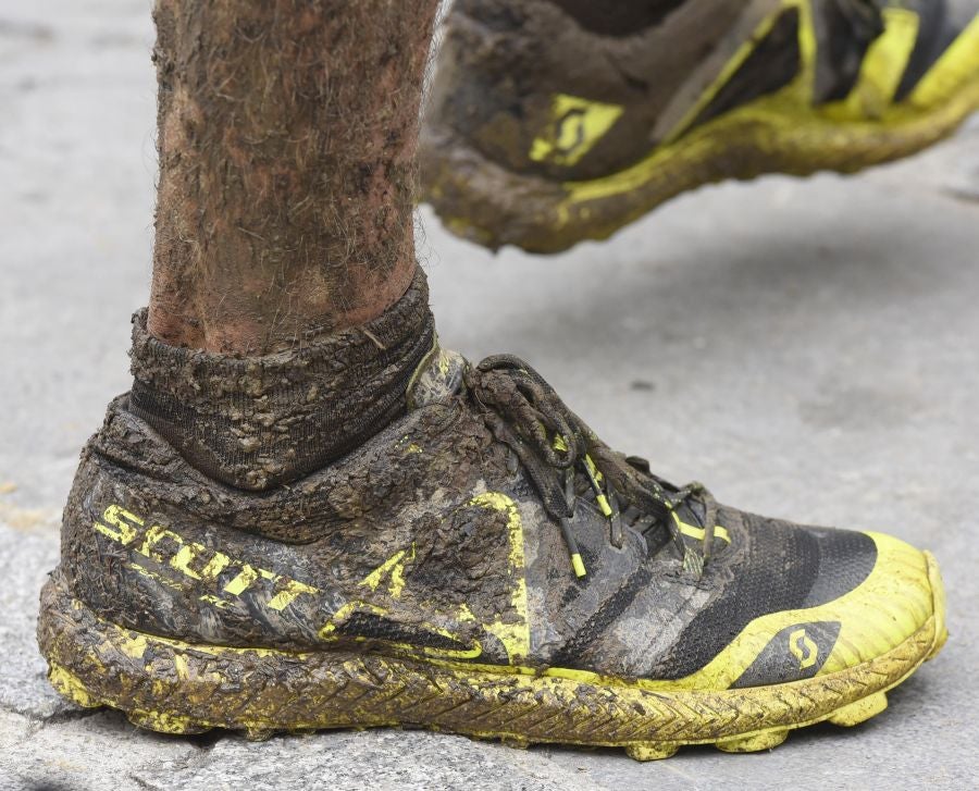 El joven suizo Rémi Bonnet (23 años) se ha impuesto en la categoría masculina de la Zegama-Aizkorri tras completar la prueba en 3:53:57.