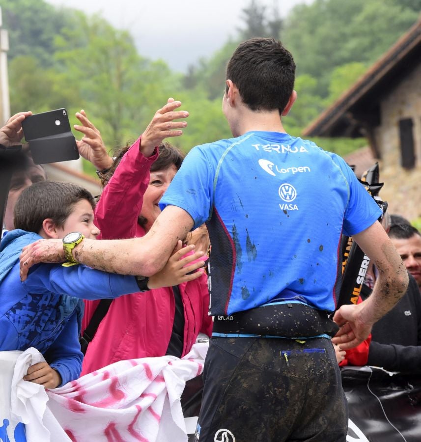 El joven suizo Rémi Bonnet (23 años) se ha impuesto en la categoría masculina de la Zegama-Aizkorri tras completar la prueba en 3:53:57.