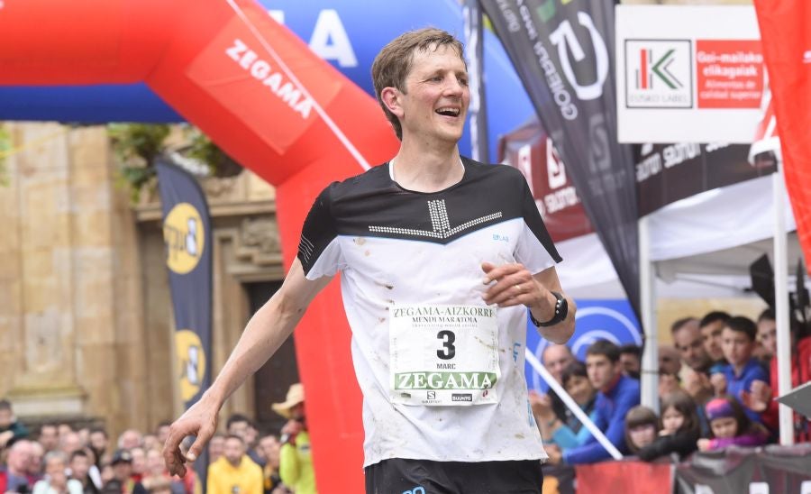El joven suizo Rémi Bonnet (23 años) se ha impuesto en la categoría masculina de la Zegama-Aizkorri tras completar la prueba en 3:53:57.