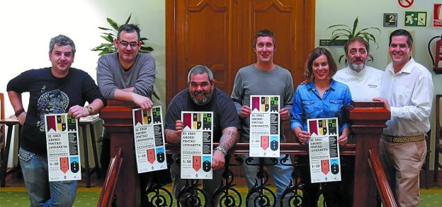 Participantes en el concurso del pintxo medieval, representantes del Ayuntamiento y del jurado, en la presentación de esta iniciativa. 