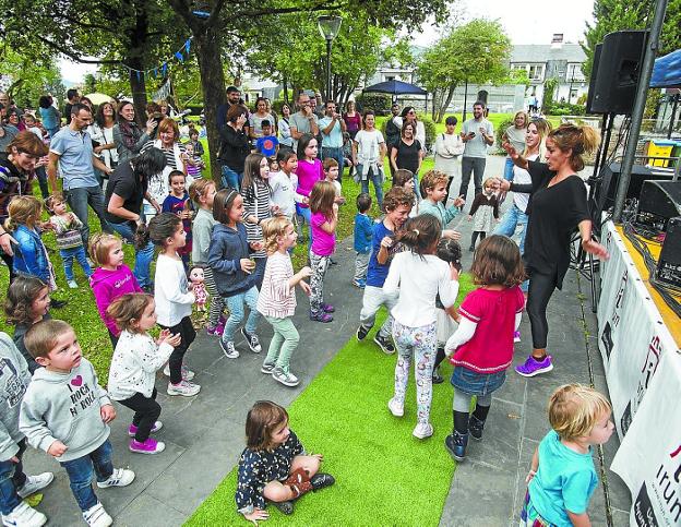 Música y juegos. Niños y mayores se divierten en una edición anterior de Gira Bira. 