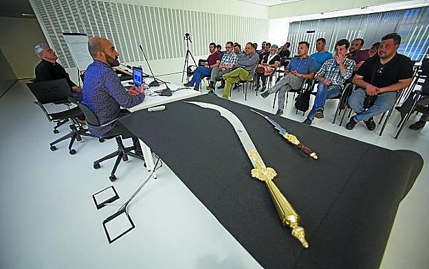 Xabier Kerejeta y Eneko Calvo se dirigen al público que acudió al acto de Gordailu. 