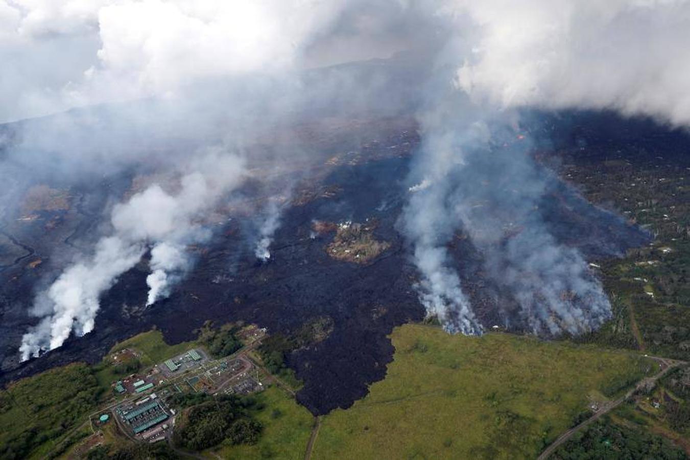 Los gases volcánicos se elevan desde el flujo de lava de Kilauea que cruzó Pohoiki Road cerca de la carretera 132, cerca de Pahoa, Hawaii, EE.UU. 