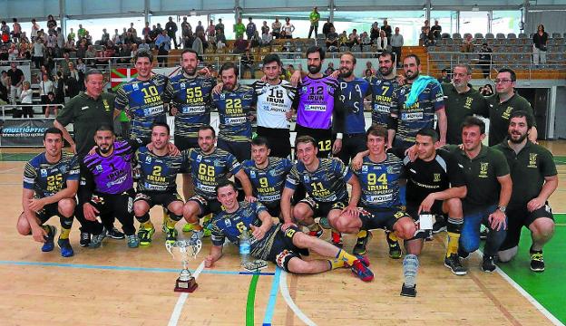 La plantilla del Bidasoa posó tras conquistar la Euskal Kopa en el polideportivo Hondartza. 