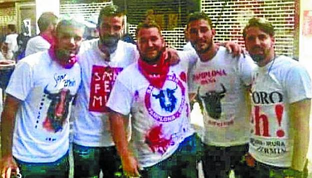 Los cinco acusados de 'La Manada' que permanecen en prisión, en una imagen de los Sanfermines de 2016.