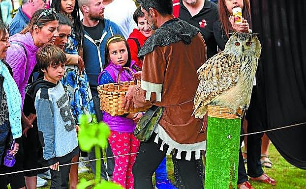 Viaje en el tiempo. Los puestos y atracciones del mercado Medieval vuelven a Behobia.