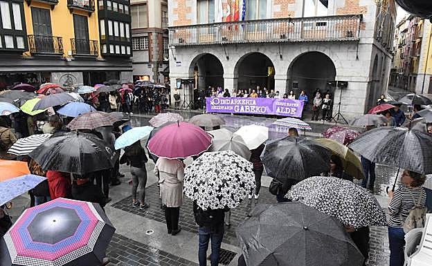 La concentración se ha celebrado en la Plaza Zaharra.