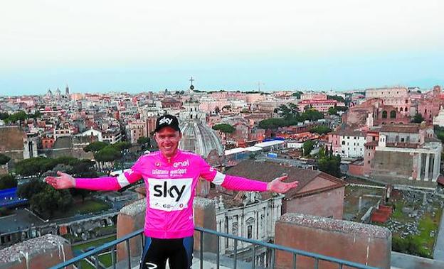 Chris Froome, con la maglia rosa con el Foro Romano y el Coliseo a sus espaldas. 