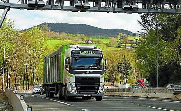 Un camión atraviesa uno de los arcos de la N-1. 