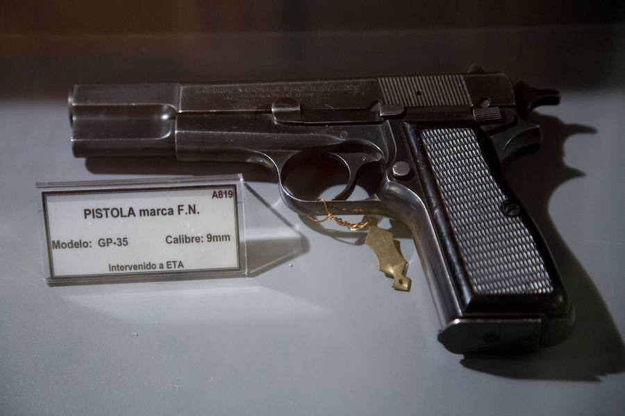 El ministro del Interior, Juan Ignacio Zoido, ha inaugurado este martes por la tarde en el Palacio de Miramar de San Sebastián la exposición itinerante 'La Guardia Civil frente al terrorismo: por la libertad y las víctimas', que estará abierta al público hasta este jueves.