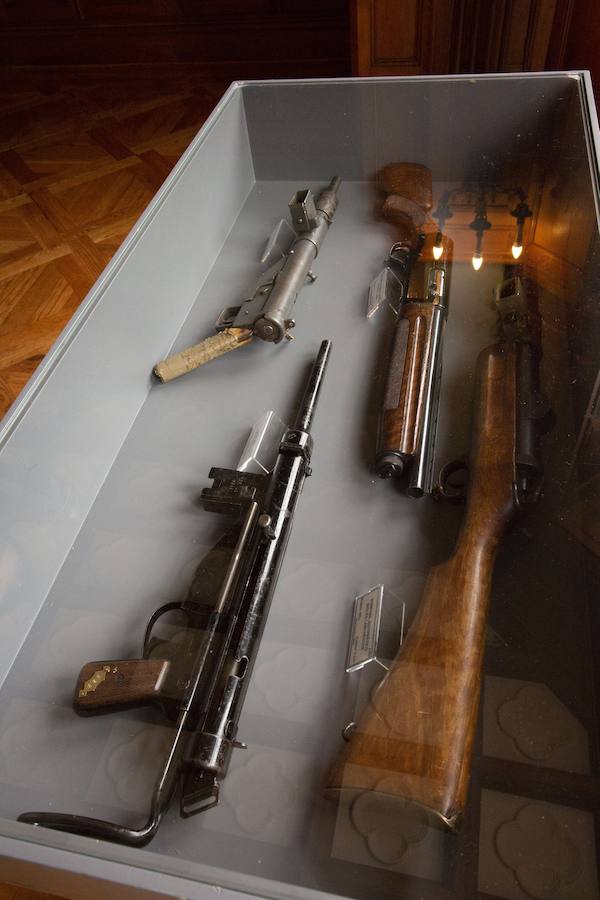 El ministro del Interior, Juan Ignacio Zoido, ha inaugurado este martes por la tarde en el Palacio de Miramar de San Sebastián la exposición itinerante 'La Guardia Civil frente al terrorismo: por la libertad y las víctimas', que estará abierta al público hasta este jueves.