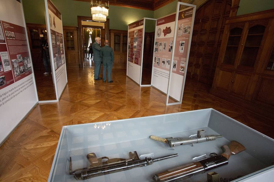 El ministro del Interior, Juan Ignacio Zoido, ha inaugurado este martes por la tarde en el Palacio de Miramar de San Sebastián la exposición itinerante 'La Guardia Civil frente al terrorismo: por la libertad y las víctimas', que estará abierta al público hasta este jueves.