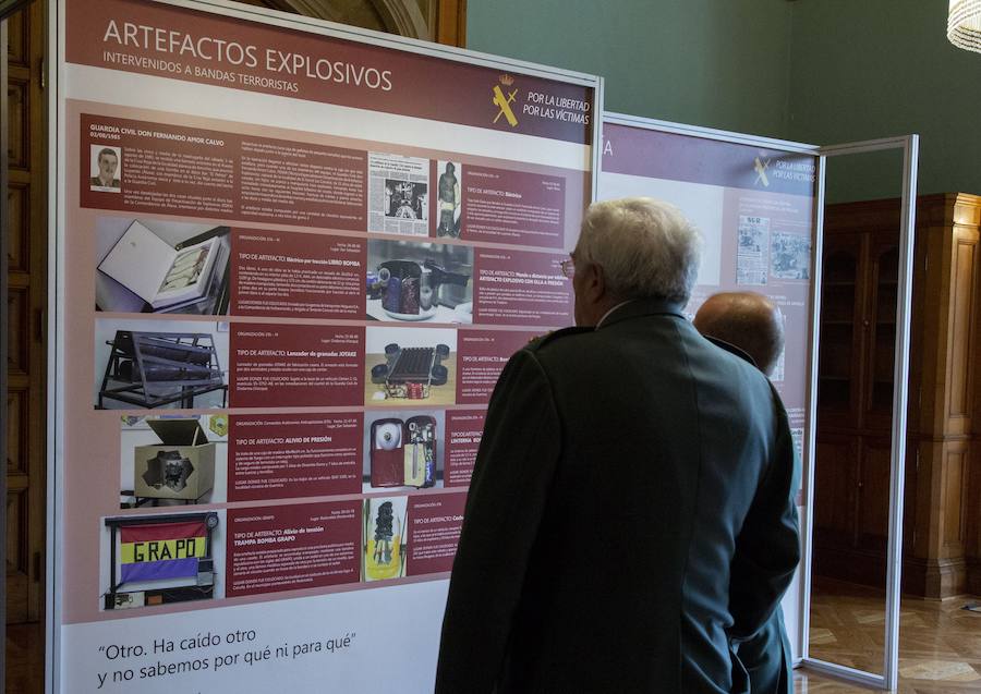 El ministro del Interior, Juan Ignacio Zoido, ha inaugurado este martes por la tarde en el Palacio de Miramar de San Sebastián la exposición itinerante 'La Guardia Civil frente al terrorismo: por la libertad y las víctimas', que estará abierta al público hasta este jueves.