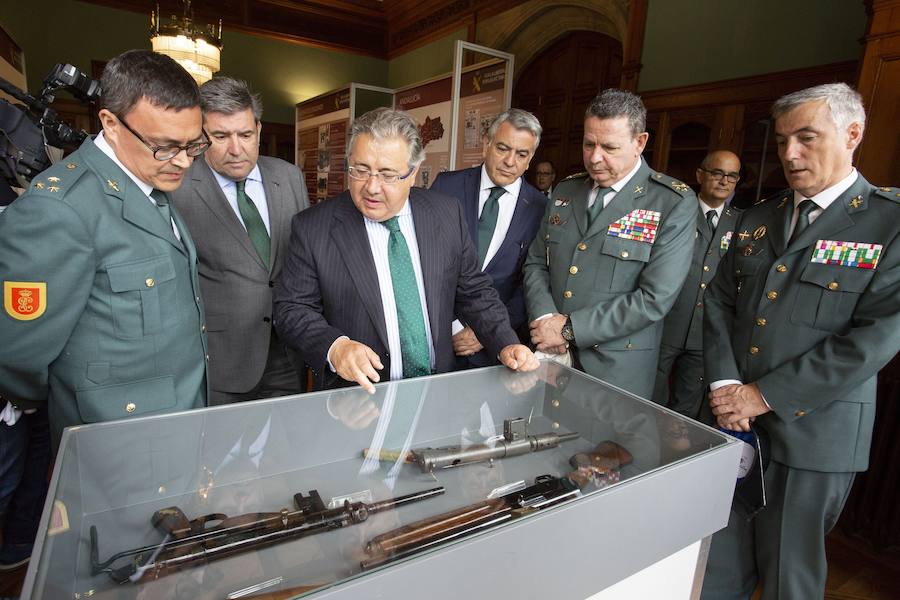 El ministro del Interior, Juan Ignacio Zoido, ha inaugurado este martes por la tarde en el Palacio de Miramar de San Sebastián la exposición itinerante 'La Guardia Civil frente al terrorismo: por la libertad y las víctimas', que estará abierta al público hasta este jueves.