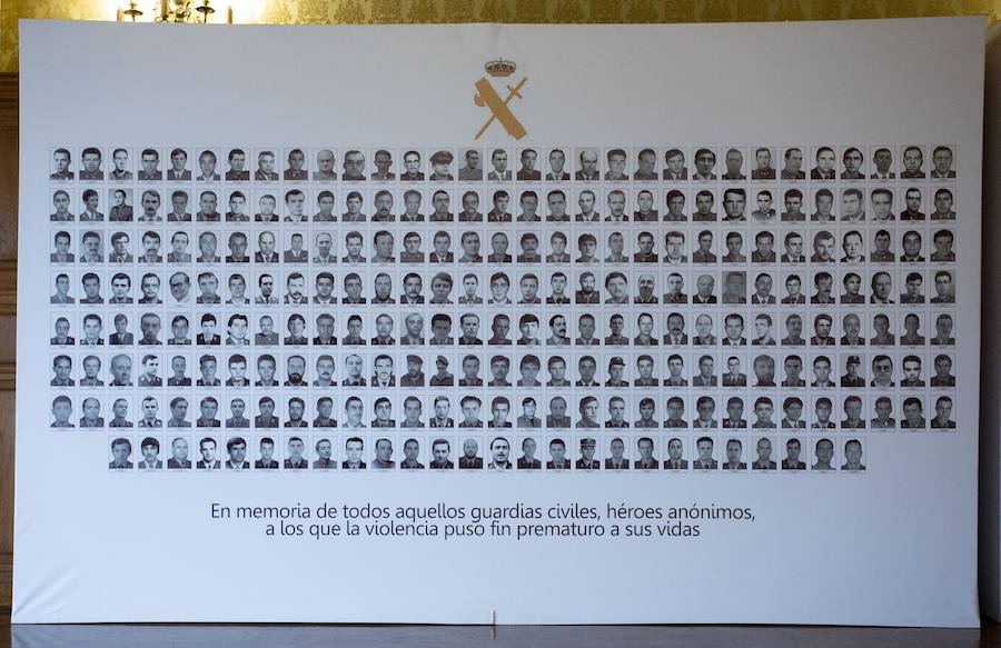 El ministro del Interior, Juan Ignacio Zoido, ha inaugurado este martes por la tarde en el Palacio de Miramar de San Sebastián la exposición itinerante 'La Guardia Civil frente al terrorismo: por la libertad y las víctimas', que estará abierta al público hasta este jueves.