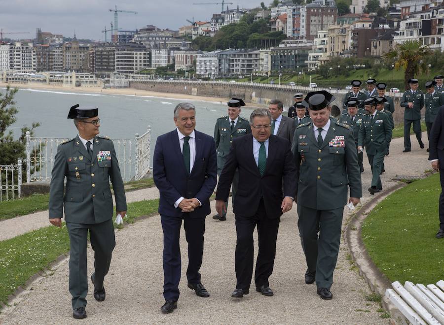 El ministro del Interior, Juan Ignacio Zoido, ha inaugurado este martes por la tarde en el Palacio de Miramar de San Sebastián la exposición itinerante 'La Guardia Civil frente al terrorismo: por la libertad y las víctimas', que estará abierta al público hasta este jueves.