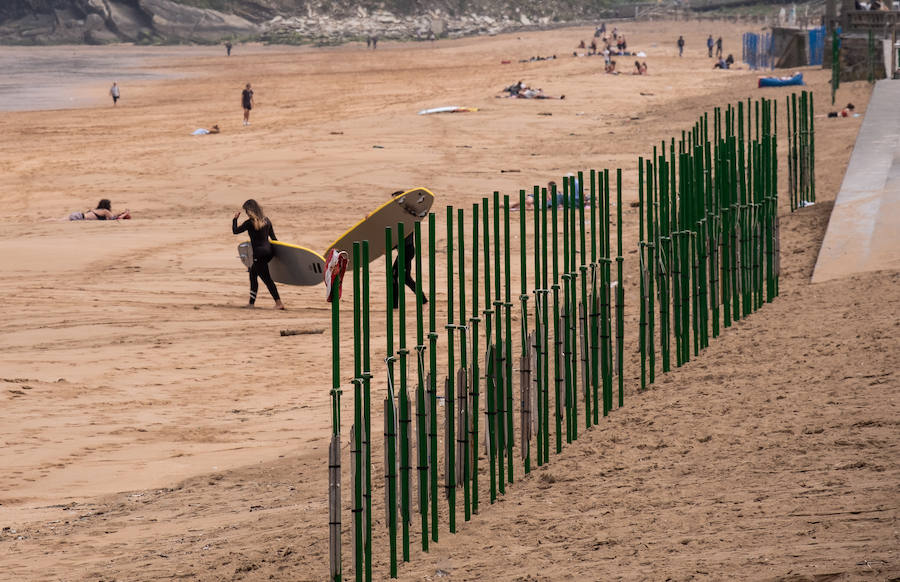 Las playas calientan motores. En tres días, la temporada de verano echa andar. Al menos en Donostia y Zarautz. El sábado lo hará en Orio y en los restantes arenales guipuzcoanos la actividad no empezará hasta el día 15 ó 16. Y desde ahí, hasta septiembre sin parar, Las playas abren una nueva campaña pero el verano todavía tardará en llegar. Los pronósticos para los primeros días de la temporada no son precisamente muy favorables.