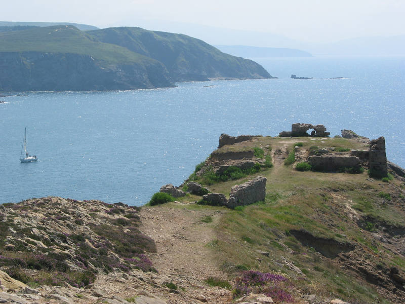 Ubicado en un importante enclave defensivo, este faro solitario y altivo guarda, colgado sobre los acantilados de cabo Billano, la entrada a la antaño estratégica bahía de Plentzia