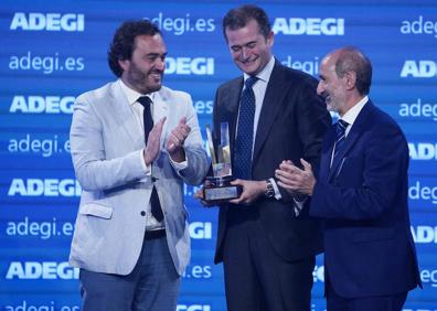 Imagen secundaria 1 - Eduardo Junkera sucede a Pello Guibelalde al frente de la Asocación de Empresas de Gipuzkoa Adegi