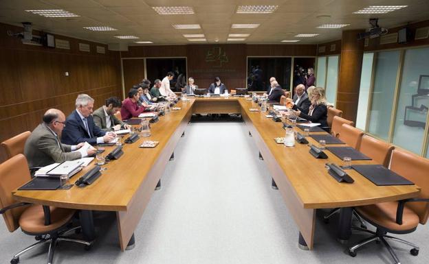 La reunión de la ponencia de autogobierno del Parlamento Vasco