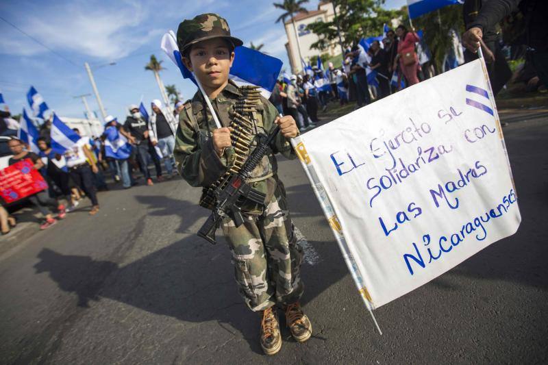 Manifestantes participan en una marcha nacional en honor a las madres de los jóvenes caídos en las pasadas manifestaciones, durante el día número 43 de protestas en contra del gobierno de Daniel Ortega, en Managua (Nicaragua). El ataque armado por parte de policías y fuerzas «parapoliciales» oficialistas a una marcha pacífica en Nicaragua fue calificada de «masacre», «locura» o hecho «insólito» por reconocidas personalidades nicaragüenses