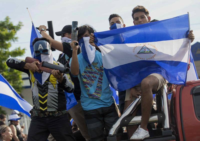 Manifestantes participan en una marcha nacional en honor a las madres de los jóvenes caídos en las pasadas manifestaciones, durante el día número 43 de protestas en contra del gobierno de Daniel Ortega, en Managua (Nicaragua). El ataque armado por parte de policías y fuerzas «parapoliciales» oficialistas a una marcha pacífica en Nicaragua fue calificada de «masacre», «locura» o hecho «insólito» por reconocidas personalidades nicaragüenses