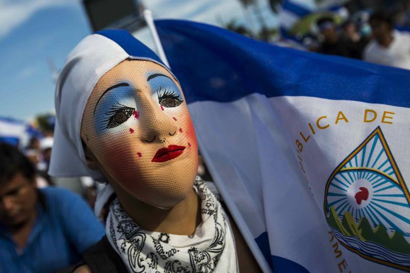 Manifestantes participan en una marcha nacional en honor a las madres de los jóvenes caídos en las pasadas manifestaciones, durante el día número 43 de protestas en contra del gobierno de Daniel Ortega, en Managua (Nicaragua). El ataque armado por parte de policías y fuerzas «parapoliciales» oficialistas a una marcha pacífica en Nicaragua fue calificada de «masacre», «locura» o hecho «insólito» por reconocidas personalidades nicaragüenses