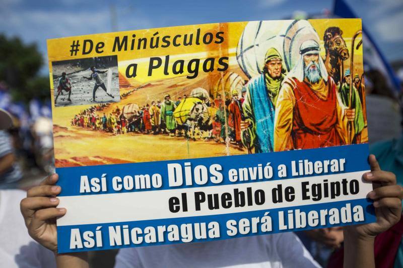 Manifestantes participan en una marcha nacional en honor a las madres de los jóvenes caídos en las pasadas manifestaciones, durante el día número 43 de protestas en contra del gobierno de Daniel Ortega, en Managua (Nicaragua). El ataque armado por parte de policías y fuerzas «parapoliciales» oficialistas a una marcha pacífica en Nicaragua fue calificada de «masacre», «locura» o hecho «insólito» por reconocidas personalidades nicaragüenses