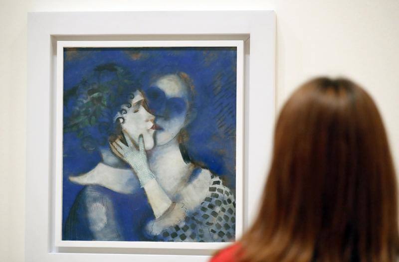 Una mujer observa la obra «homenaje a Apollinaire» durante la presentación de la exposición «Chagall. Los años decisivos, 1911-1919» organizada con el Kunstmuseum Basel sobre el pintor judío de origen ruso que residió en Francia, en el Museo Guggenheim de Bilbao. EFE/Luis Tejido