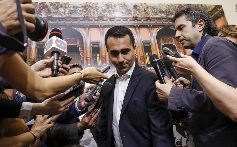 El líder del Movimiento Cinco Estrellas (M5S), Luigi Di Maio, rodeado de periodistas.