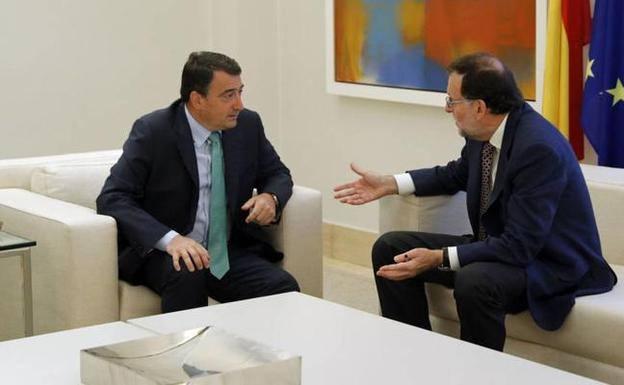El portavoz del PNV en el Congreso, Aitor Esteban, con el presidente del Gobierno, Mariano Rajoy.
