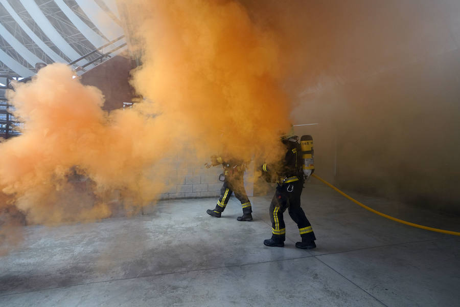 Más de 150 profesionales han participado este jueves en un ejercicio práctico de emergencias en Illunbe. Se ha simulado una explosión en el interior de la plaza de toros con una avalancha posterior en la que se han visto implicados un centenar de espectadores.