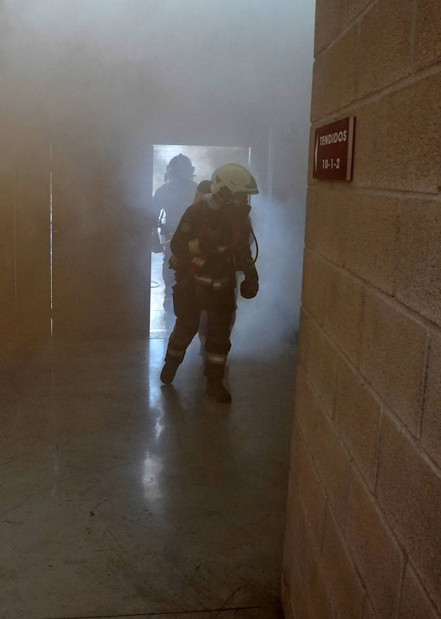 Más de 150 profesionales han participado este jueves en un ejercicio práctico de emergencias en Illunbe. Se ha simulado una explosión en el interior de la plaza de toros con una avalancha posterior en la que se han visto implicados un centenar de espectadores.