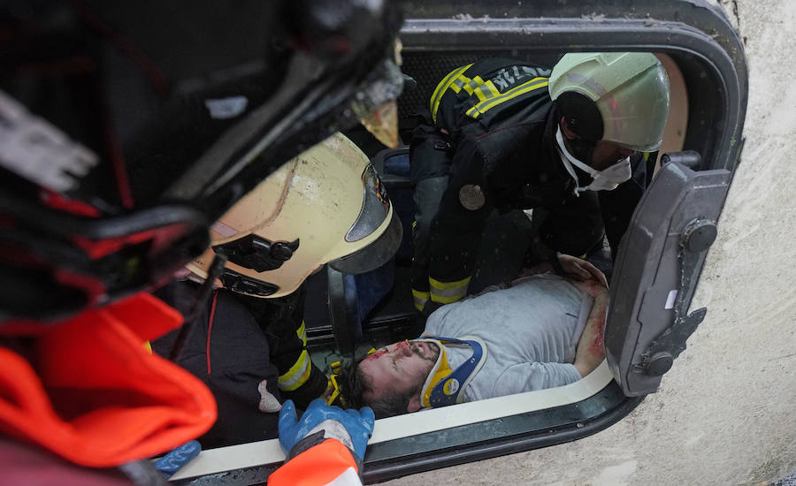 Más de 150 profesionales han participado este jueves en un ejercicio práctico de emergencias en Illunbe. Se ha simulado una explosión en el interior de la plaza de toros con una avalancha posterior en la que se han visto implicados un centenar de espectadores.