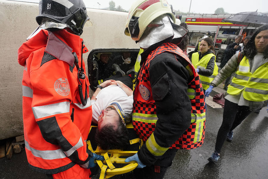 Más de 150 profesionales han participado este jueves en un ejercicio práctico de emergencias en Illunbe. Se ha simulado una explosión en el interior de la plaza de toros con una avalancha posterior en la que se han visto implicados un centenar de espectadores.