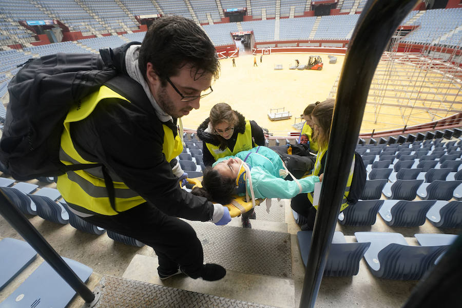 Más de 150 profesionales han participado este jueves en un ejercicio práctico de emergencias en Illunbe. Se ha simulado una explosión en el interior de la plaza de toros con una avalancha posterior en la que se han visto implicados un centenar de espectadores.