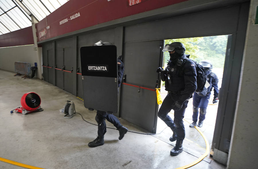 Más de 150 profesionales han participado este jueves en un ejercicio práctico de emergencias en Illunbe. Se ha simulado una explosión en el interior de la plaza de toros con una avalancha posterior en la que se han visto implicados un centenar de espectadores.