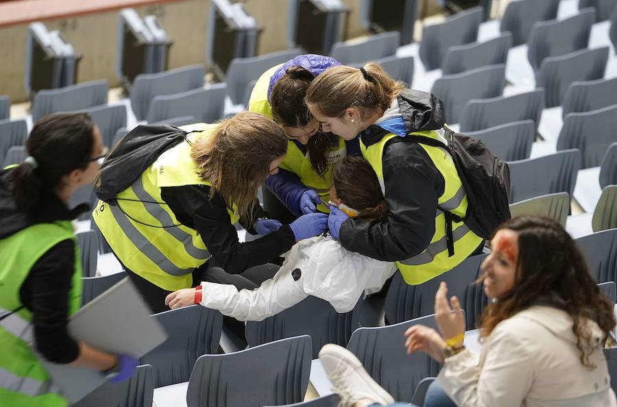 Más de 150 profesionales han participado este jueves en un ejercicio práctico de emergencias en Illunbe. Se ha simulado una explosión en el interior de la plaza de toros con una avalancha posterior en la que se han visto implicados un centenar de espectadores.