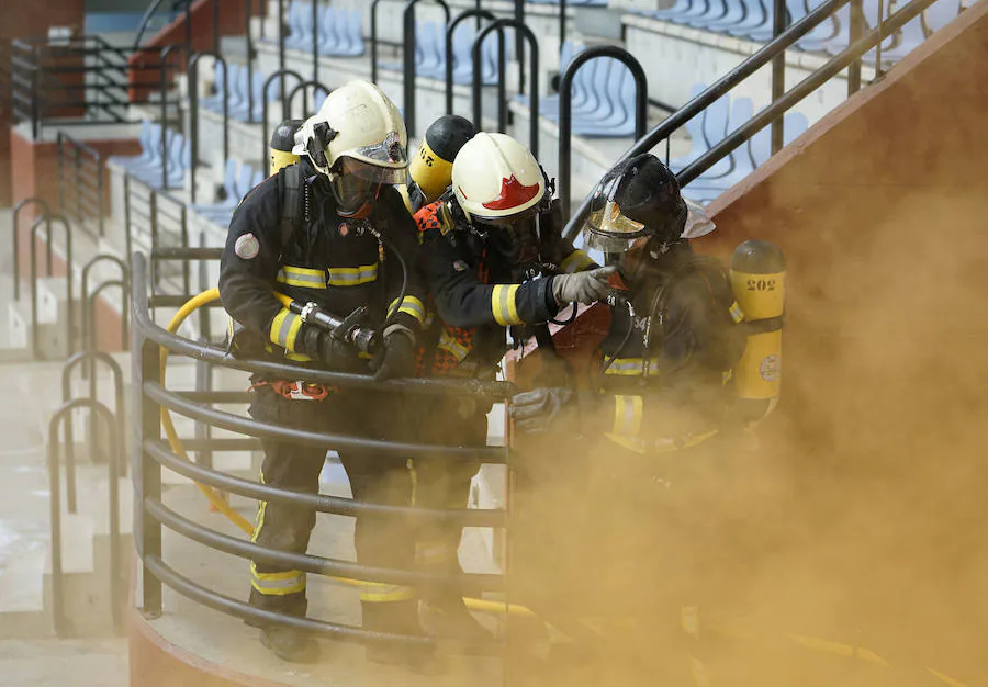 Más de 150 profesionales han participado este jueves en un ejercicio práctico de emergencias en Illunbe. Se ha simulado una explosión en el interior de la plaza de toros con una avalancha posterior en la que se han visto implicados un centenar de espectadores.