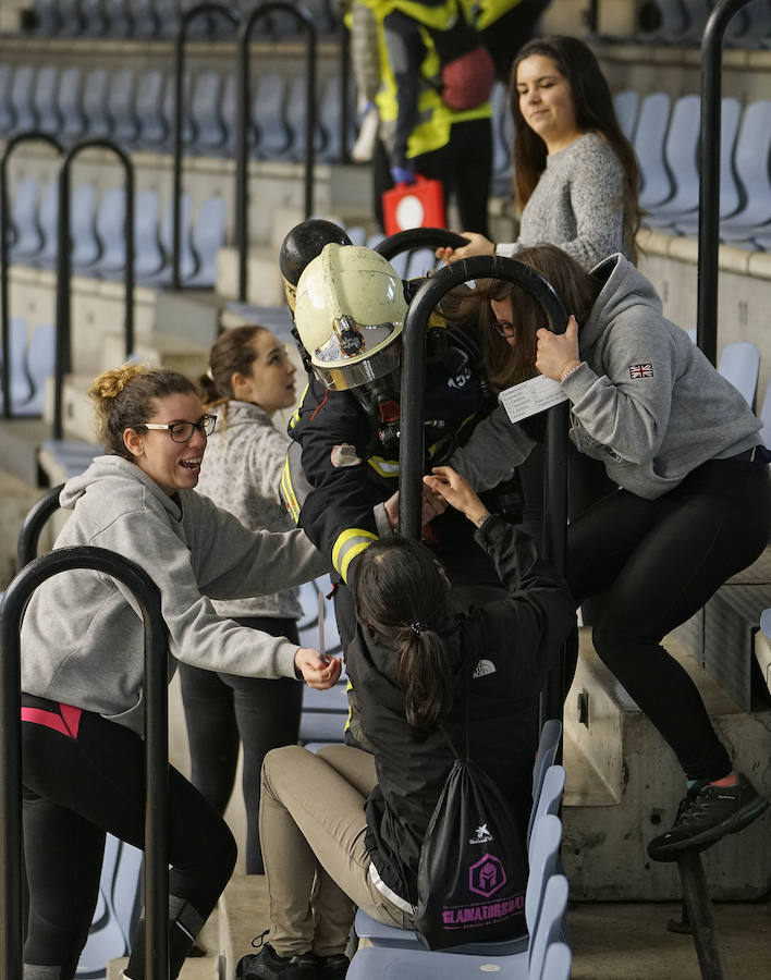 Más de 150 profesionales han participado este jueves en un ejercicio práctico de emergencias en Illunbe. Se ha simulado una explosión en el interior de la plaza de toros con una avalancha posterior en la que se han visto implicados un centenar de espectadores.