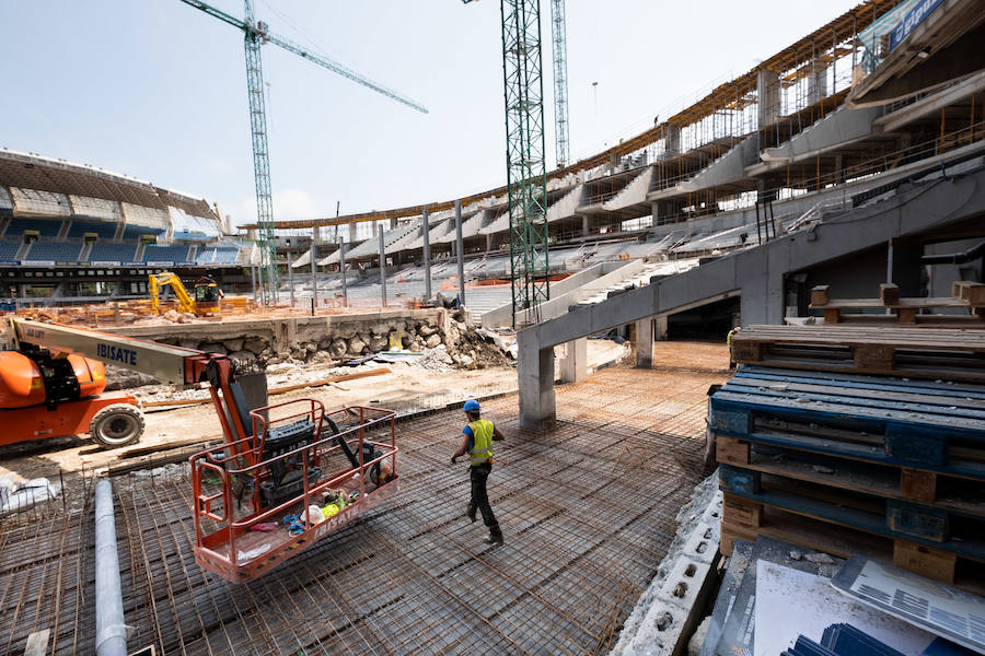 La remodelación del Estadio de Anoeta está dejando imágenes impactantes. Estas son las de este viernes.