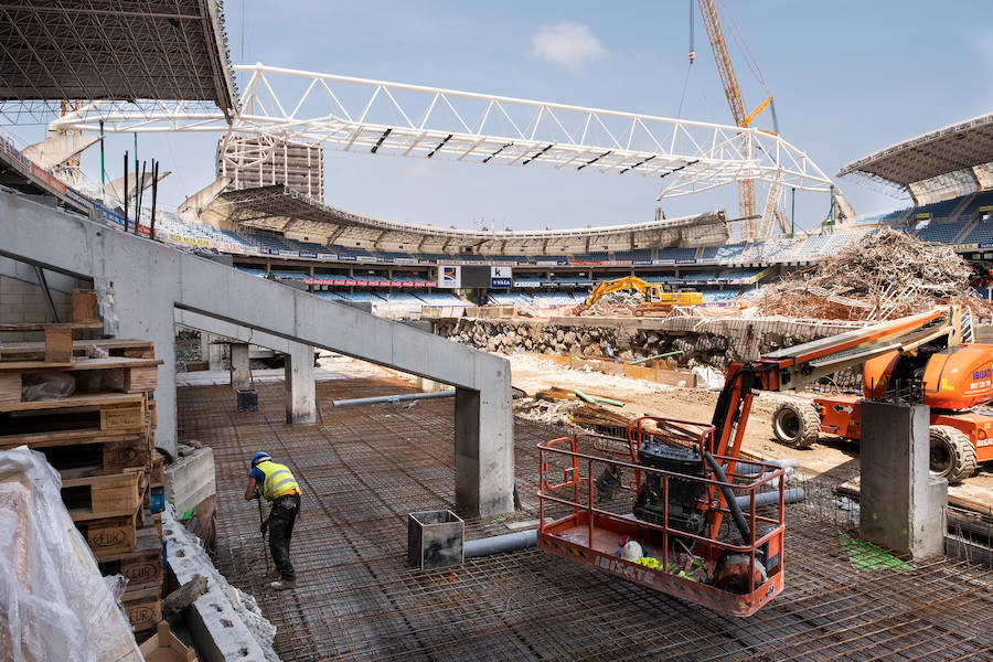 La remodelación del Estadio de Anoeta está dejando imágenes impactantes. Estas son las de este viernes.